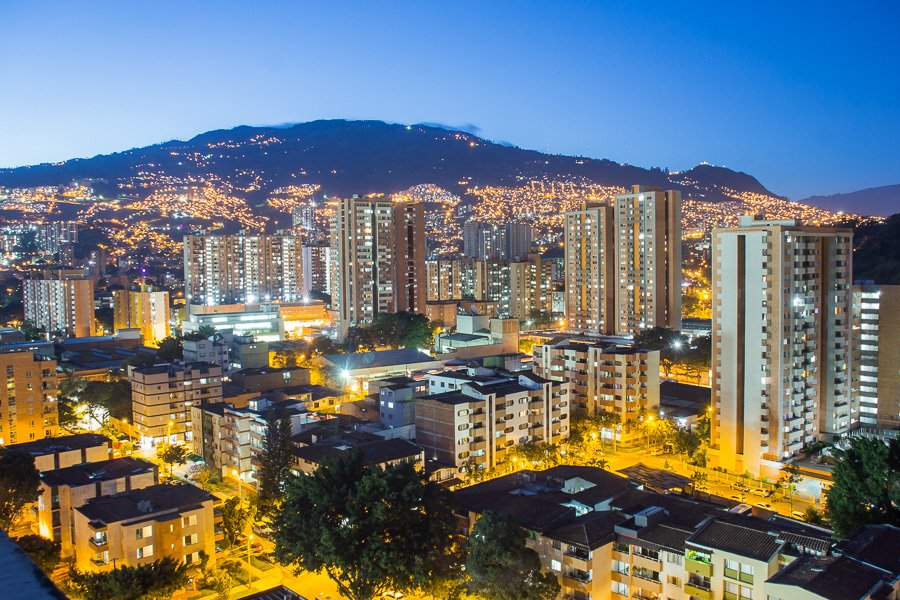 panoramica drone ciudad con edificios al atardecer