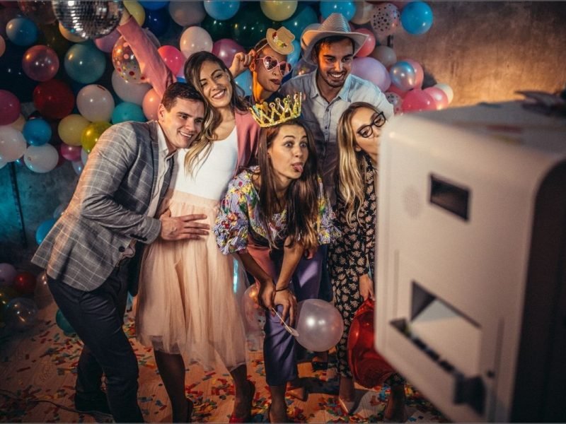 vive tu fiesta de fin de año en tu emrpesa con las fotocabinas de camara lucida